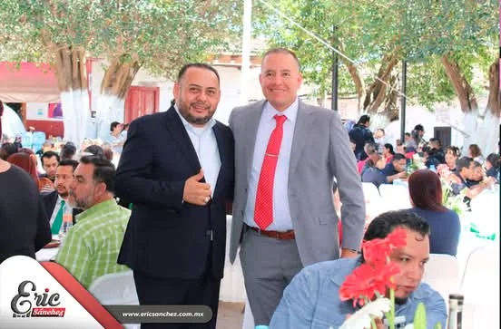 Eric Sánchez Árciga junto a otro asistente en un encuentro al aire libre