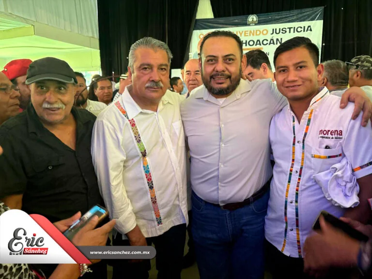 Eric Sánchez Árciga con asistentes en un evento público en Michoacán