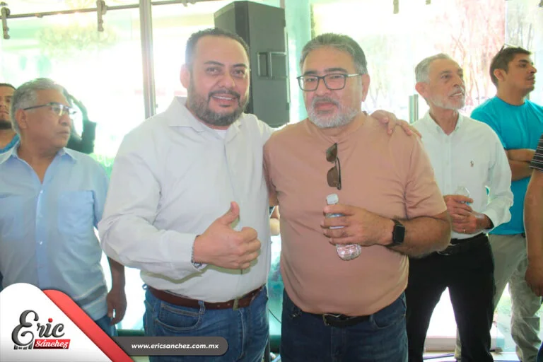 Eric Sánchez Árciga con el pulgar arriba junto a asistentes de un encuentro comunitario